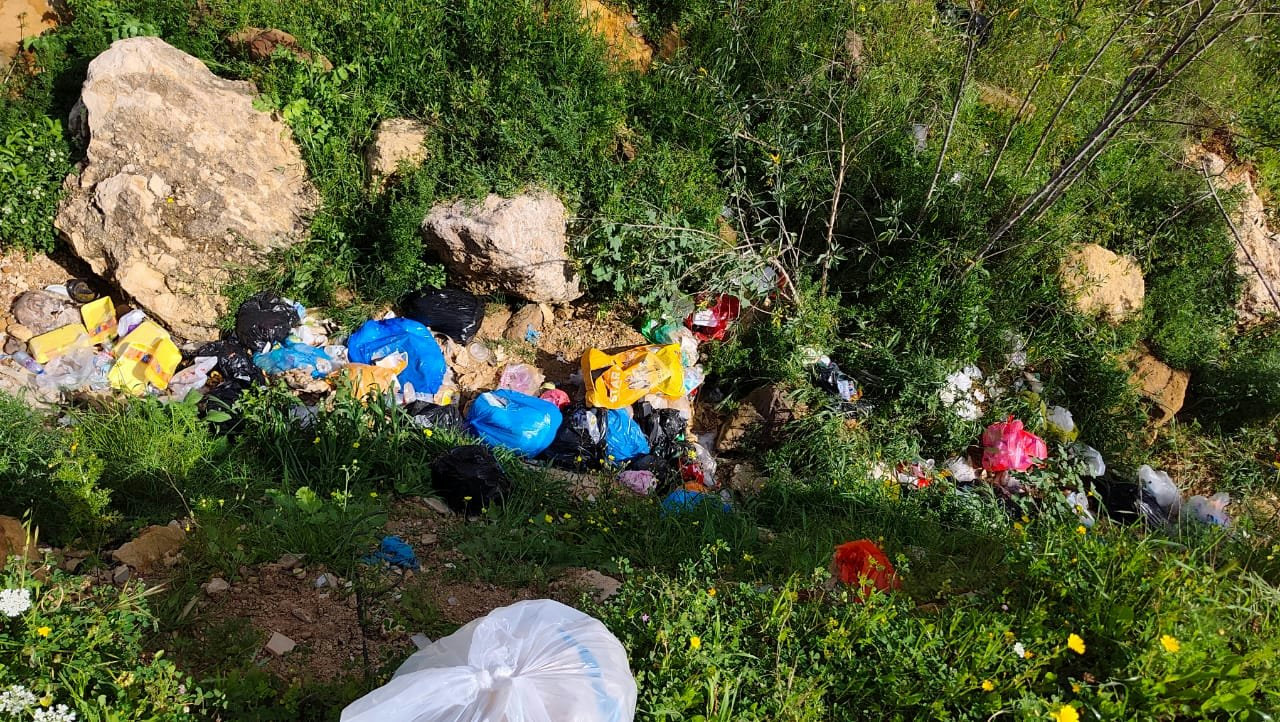 nature polluée, déchets et poubelles plein les bordures des routes.