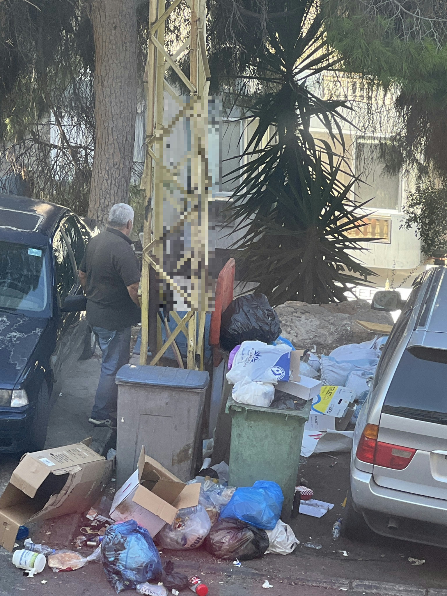 النفايات بين البيوت