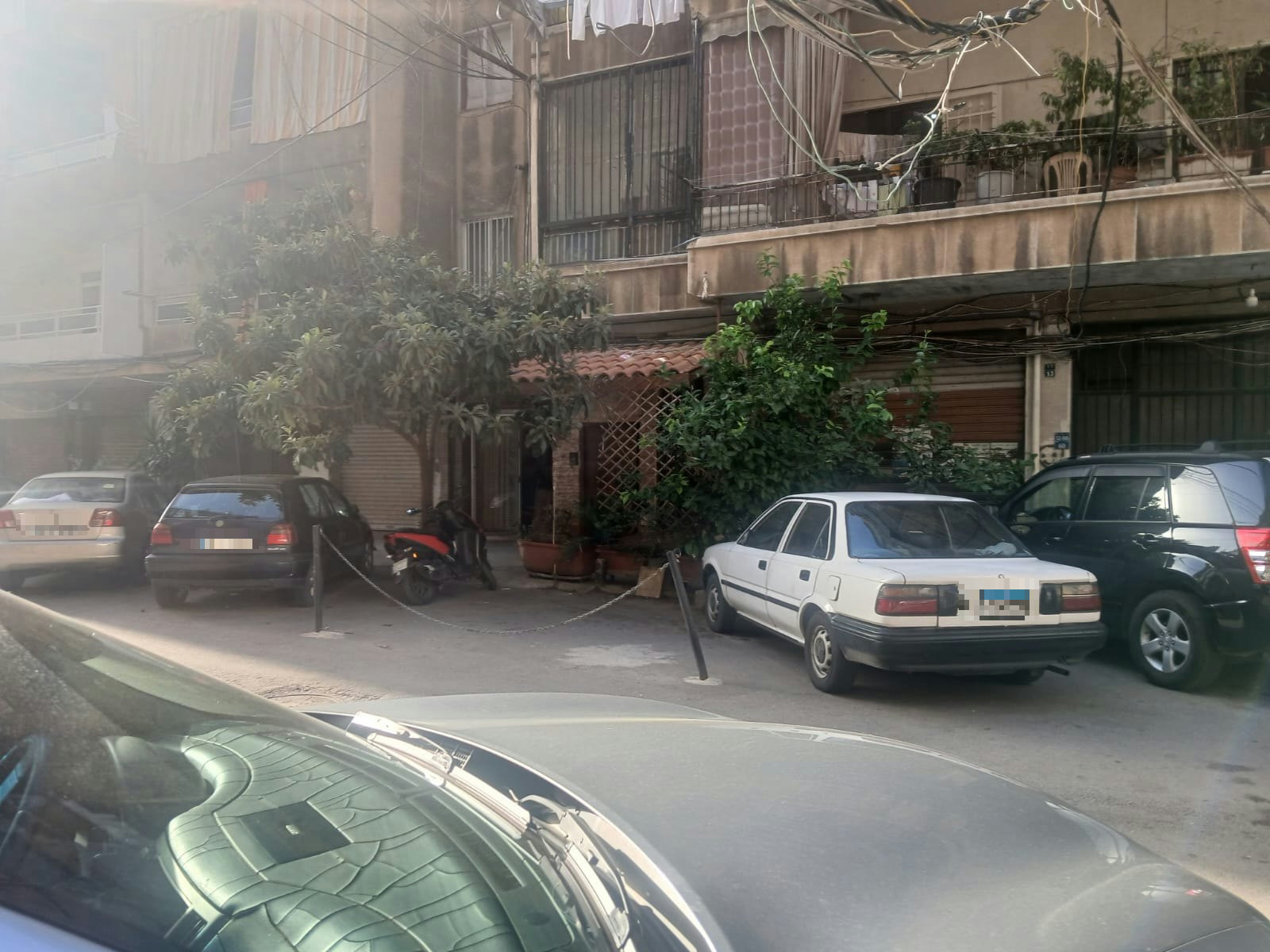 حجز مواقف بالشارع بجنازير وأعمدة حديد وكراسي، البوشرية